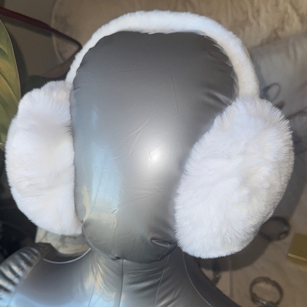 White plush women’s earmuffs NWT